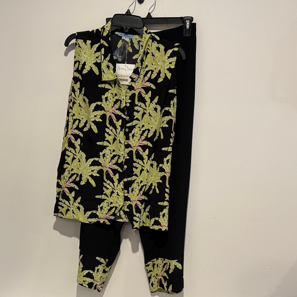Black and Green Floral Women's Outfit